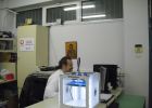 Ο επιστημονικός συνεργάτης σε θέματα ανοιχτής τεχνολογίας της ΕΕΛ/ΛΑΚ κατά την εγκατάσταση του 3d printer